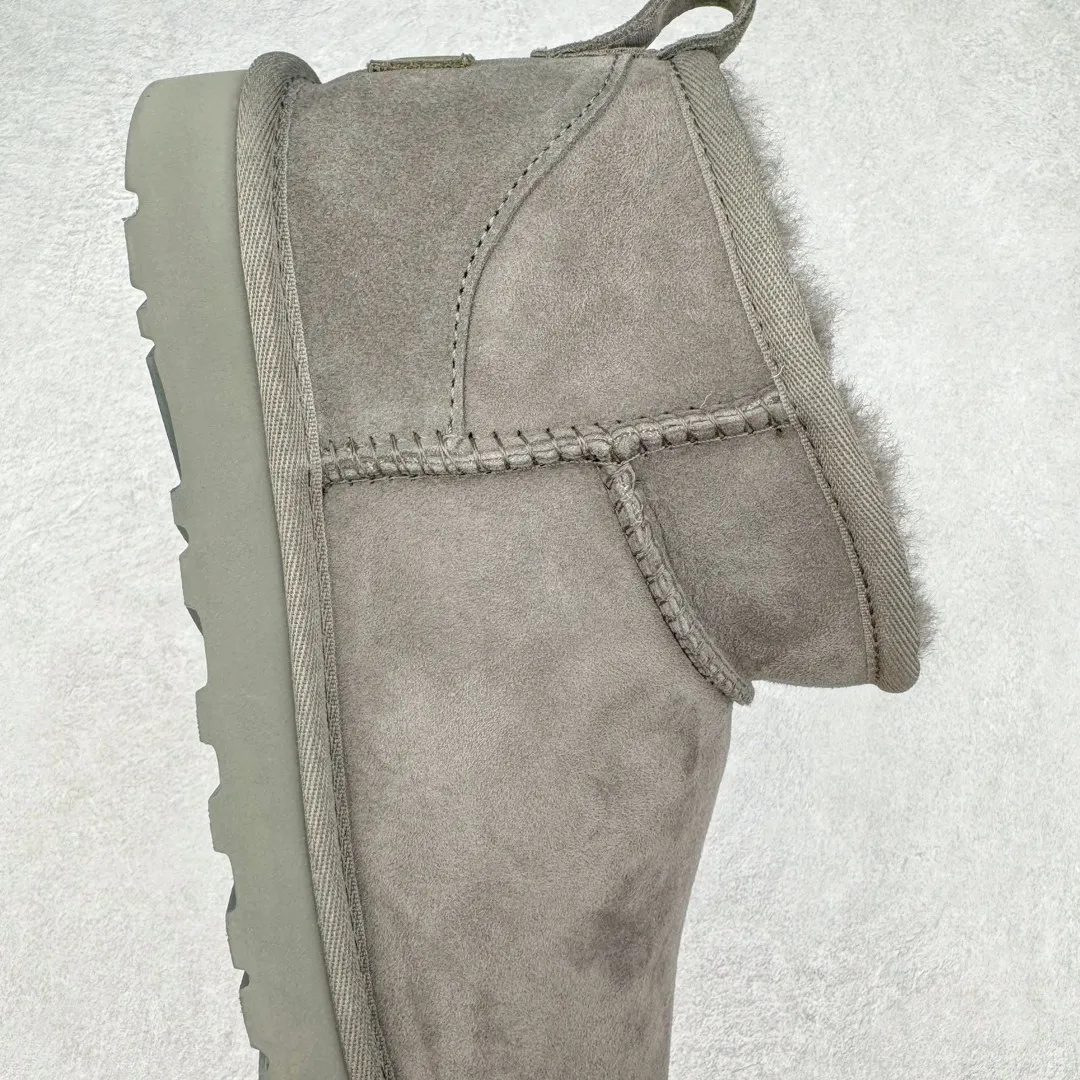 Pick up locally 💰520 UGG 6109 Zhou Dongyu Mini short boots, autumn and winter sheep fur integrated snow boots. All shoes are made from the same factory as ZP. Longfeng A-grade Australian imported sheep fur integrated men's and women's boots. Brand OEM production line. Fully follow the ZP process. OEM original pattern maker. Adhering to the principle of no original shoes and no development selection. Pay attention to every detail. The most authentic version on the market. TREADLITE "light wing" technology outsole. Lightweight/durable/flexible/pile type 35 36 37 38 39 40 41 42 43 44 45 Coding: by2936060